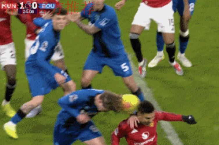 曼联被黑了！英超盲僧上线：无视对手4次禁区手球 锁喉也不出红牌