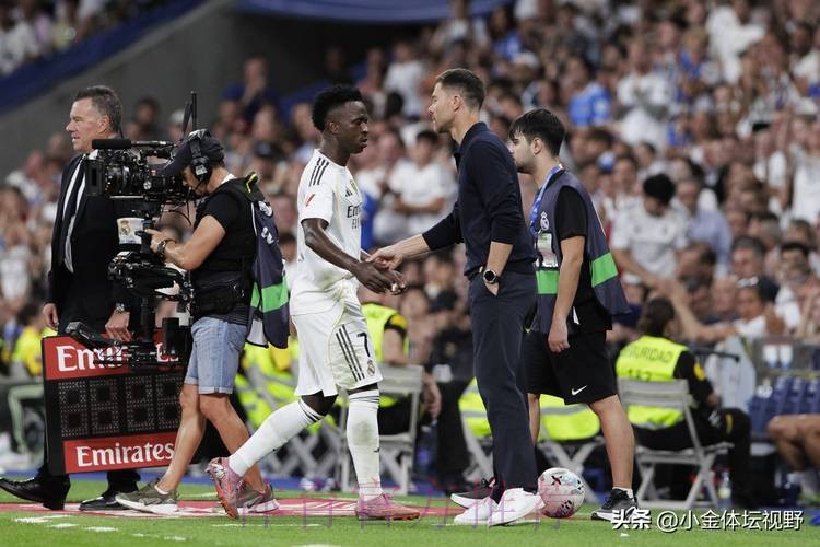 记者：皇马关注曼联后卫利马 有意明夏补强防线